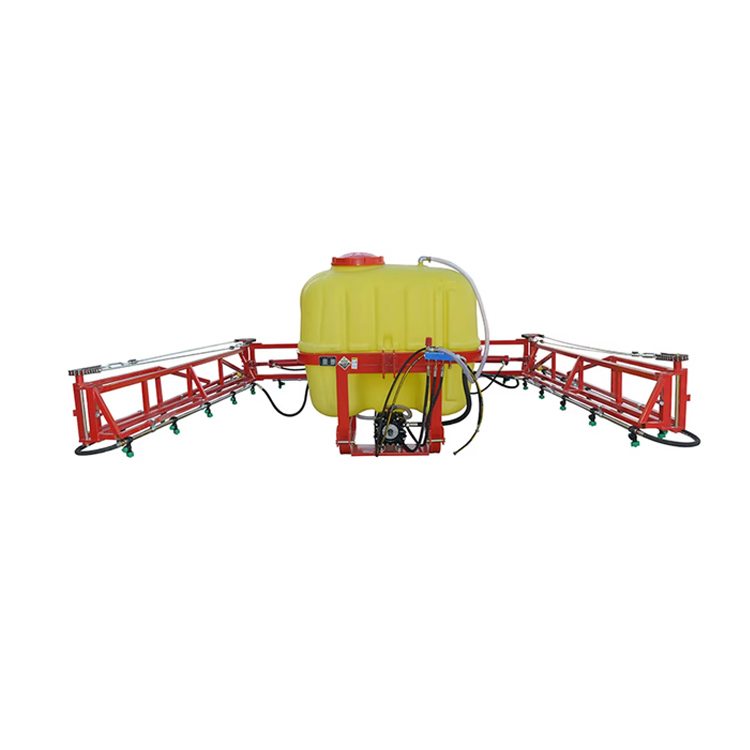 Traktor mengoperasikan boom sprayer
